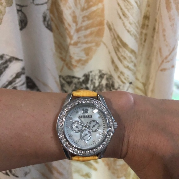 Decorative watch with yellow strap and pearl face - Picture 2 of 4